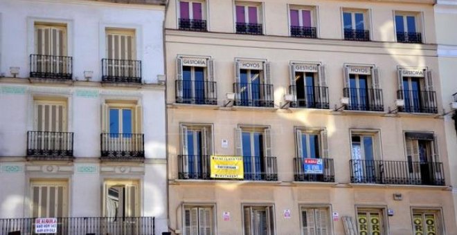 Fachada de un edificio de Madrid en la que diferentes carteles de venta y alquiler./ EFE