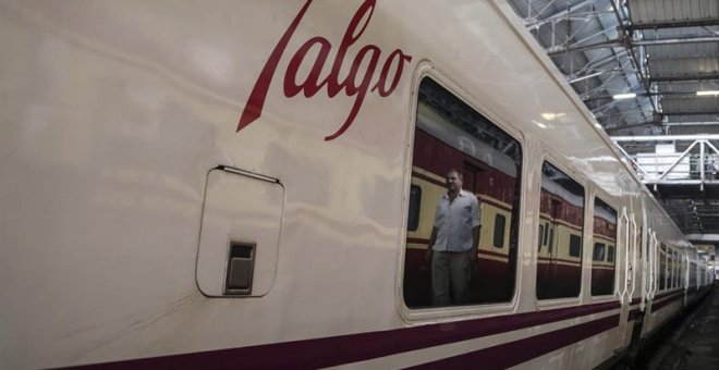 Uno de los trenes del fabricante español de ferrocarriles Talgo en una estación en la India. EFE