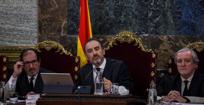 El presidente del tribunal Manuel Marchena, junto a los magistrados, Andrés Martínez Arrieta (i) y Juan Ramón Berdugo (d), durante el juicio del "procés" | EFE