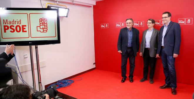 Los tres candidatos que concurren en el proceso de primarias del PSOE-M para elegir al cabeza de lista al Ayuntamiento de Madrid, Pepu Hernández (i), el concejal del Ayuntamiento Chema Dávila (c) y el exalcalde de Fuenlabrada Manuel de la Rocha, momentos