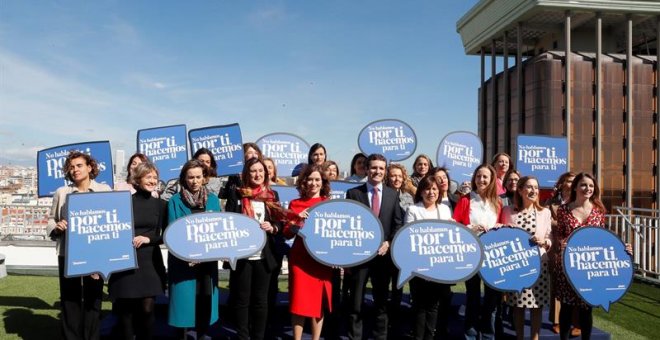 Foto de familia del acto con candidatas autonómicas y municipales del PP con motivo Día Internacional de la Mujer. En la imagen: la portavoz del PP, Dolors Montserrat (i);la candidata del PP a la Presidencia de la Comunidad de Madrid, Isabel Díaz Ayuso (5