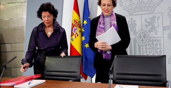 La portavoz del Gobierno, Isabel Celaá, y la ministra de Trabajo, Magdalena Valerio, a su llegada a la rueda de prensa posterior a la reunión del Consejo de ministros, en el palacio de La Moncloa en Madrid. EFE/ Zipi