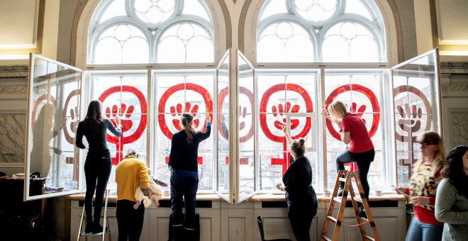 El símbolo feminista es pintado en un ventanal de la Danner Foundation's house en Copenhague Ritzau Scanpix/Nils Meilvang./REUTERS