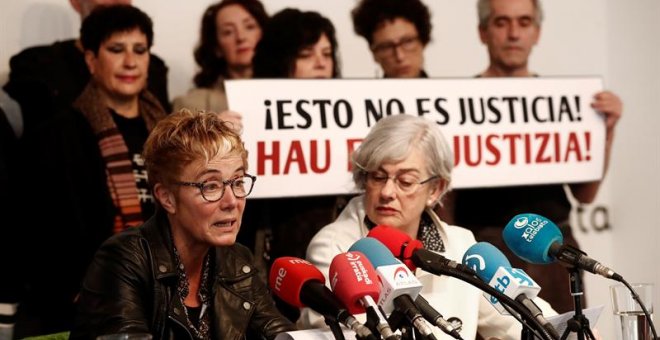 Familiares de los jóvenes de Alsasua, este sábado en una rueda de prensa. / EFE