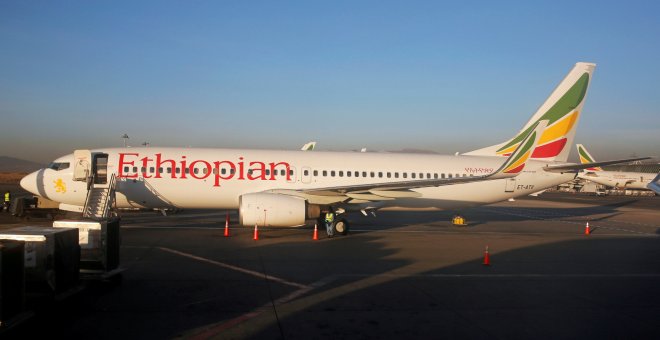 Workers service an Ethiopian Airlines Boeing 737-800 plane at the Bole International Airport in Ethiopia's capital Addis Ababa, January 26, 2017. REUTERS/Amr Abdallah Dalsh/File Photo