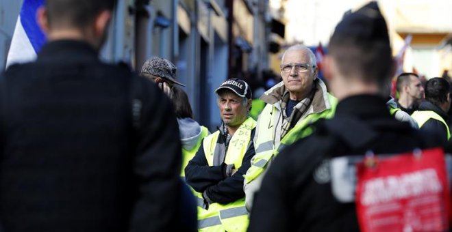 Policías franceses bloquean el paso de una protesta de los chalecos amarillos y de miembros del sindicato francés Confederación General del Trabajo (CGT), este jueves cerca del Centro de Congreso l'Etoile en Greoux Les Bains, Francia, donde tiene lugar el