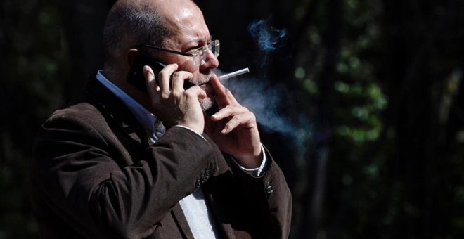 Francisco Igea, fuma un cigarrillo, tras conocerse los primeros resultados que daban ganadora a Silvia Clemente. Tras recurrir, será él el candidato. EFE/NACHO GALLEGO