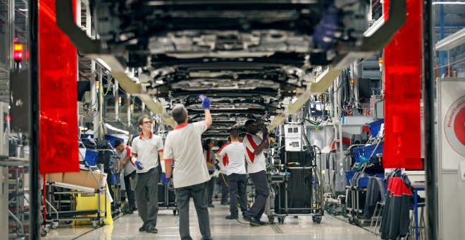 Trabajadores en la línea de montaje de la planta de Seat en Martorell (Barcelona). REUTERS/Albert Gea