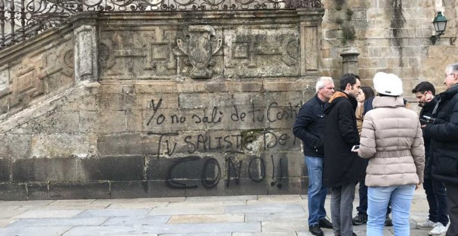 Pintadas en el Catedral de Santiago. Concello de Santiago