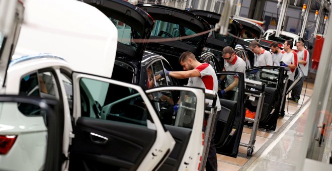 Trabajadores en la línea de montaje de la planta de Seat en Martorell (Barcelona). REUTERS/Albert Gea