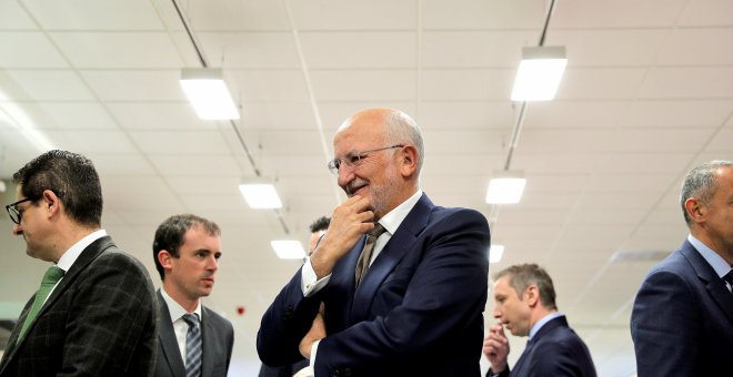 El presidente de Mercadona, Juan Roig (centro), junto a su equipo directivo tras presentar los resultados económicos de la compañía correspondientes al ejercicio de 2018 y las previsiones de 2019. EFE/Manuel Bruque