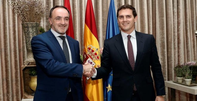 Los presidentes de Ciudadanos, Albert Rivera, y de UPN, Javier Esparza, se saludas después de firmar esta tarde un "histórico" acuerdo para concurrir juntos a las elecciones generales, autonómicas y municipales, que busca conseguir tanto en España como en