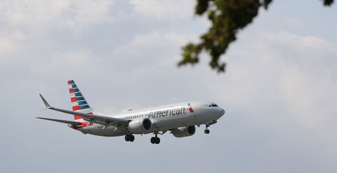 Un Boeing 737 Max 8 de American Airlines se prepara para aterrizar en el Aeropuerto Internacional de Miami, Florida | AFP/ Joe Raedle