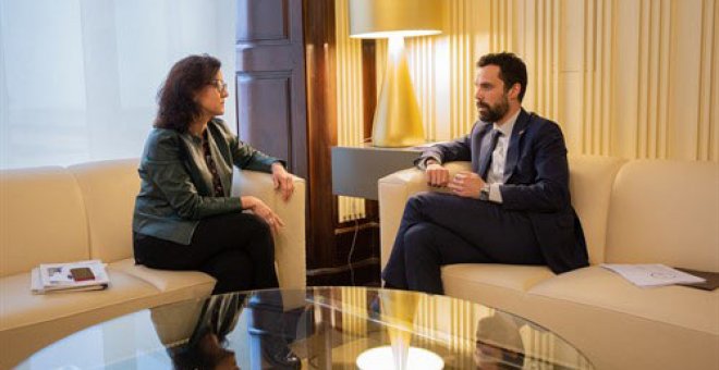 La vicepresidenta del Gobierno, Carmen Calvo, junto al president del Parlament, Roger Torrent. (EFE)