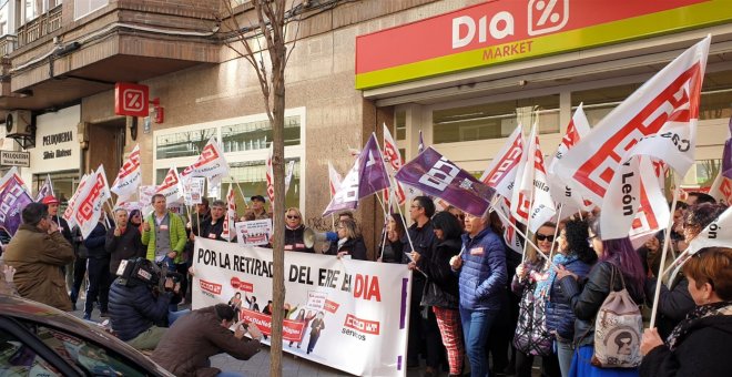 Concentración de trabajadores, convocada por CCOO, delante de una tienda de Dia, contra el ERE en la empresa. E.P.