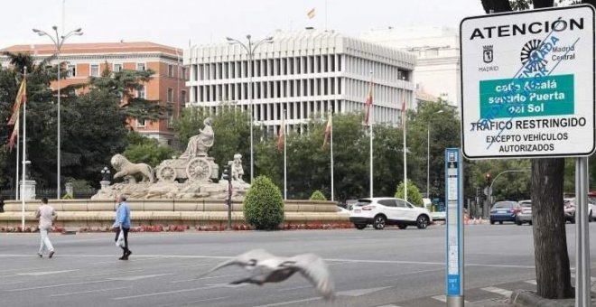 Vista de una señal de Madrid Central situada en la Plaza de Cibeles de Madrid | EFE/ J.P.Gandul