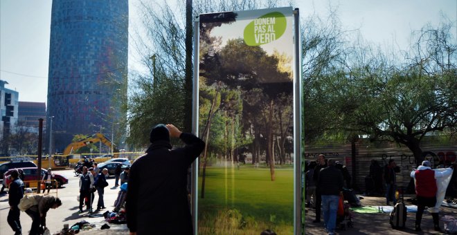 Un vendedor con la torre Agbar al fondo. - JORGE GARCÍA LÓPEZ