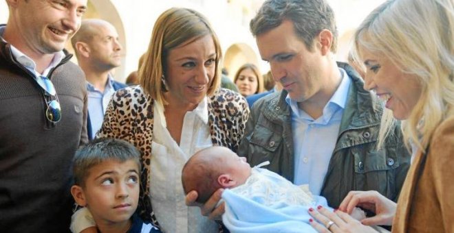 Pablo Casado y su mujer, con una familia n la clausura de la Convención de Familia e Igualdad del PP en Cartagena. EFE