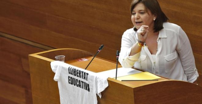 La portavoz y presidenta del PPCV, Isabel Bonig, durante su intervención en la sesion de control en Les Corts Valencianes. EFE/Manuel Bruque.