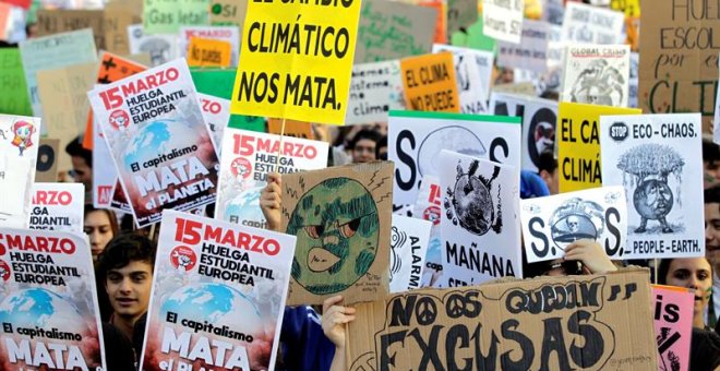 Manifestantes se concentran en Sol con motivo de la huelga climática del 15M./EFE