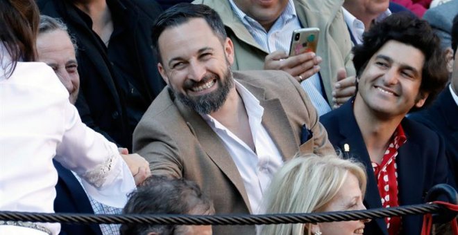 GRAFCVA017. VALENCIA, 16/03/2019.-El lider de VOX, Santiago Abascal, junto al torero Morante de la Puebla (d) en la sexta corrida de la Feria de las Fallas de Valencia en la que se lidiaron reses de la ganadería de Juan Pedro Domecq para Enrique Ponce y P