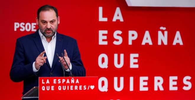 El secretario de Organización del PSOE y ministro de Fomento, José Luis Ábalos, durante la rueda de prensa sobre temas de actualidad política, en la sede madrileña del partido en la calle Ferraz. EFE/ Emilio Naranjo