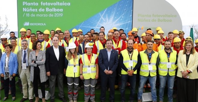 Acto de colocación de la primera piedra del panel inaugural de la planta fotovoltaica de Núñez de Balboa. E.P.