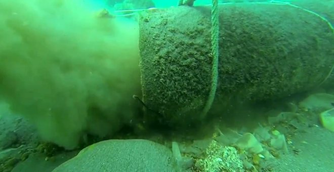 Una tubería vierte residuos de aguas sin depurar al mar en Málaga.