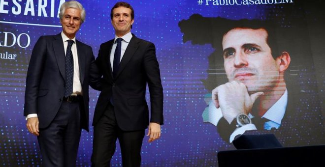 El presidente del PP, Pablo Casado (d), junto a Adolfo Suárez Illana, durante su intervención en el espacio de foros "La España necesaria", que organiza el diario El Mundo. /EFE