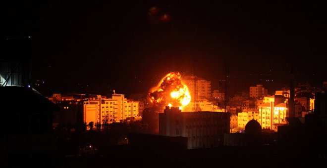 25/03/2019 - Llamas y humo durante un ataque aéreo israelí en Gaza. / REUTERS