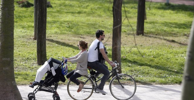 Más de 563.000 contribuyentes han recibido la devolución del IRPF por maternidad y paternidad. EFE