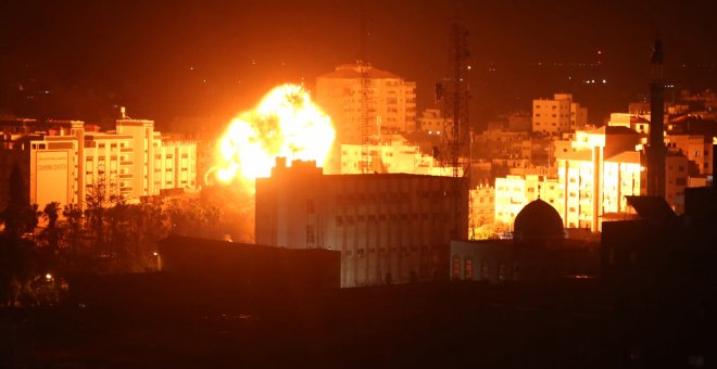 Una bola de fuego ondea sobre los edificios en la ciudad de Gaza durante los ataques israelíes reportados el 25 de marzo de 2019 | AFP/ Majdi Fathi