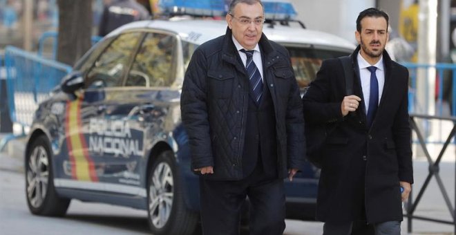 A la izquierda, el exjefe de la Unidad Central de Apoyo Operativo de la Policía Enrique García Castaño llega a la Audiencia Nacional acompañado por su abogado. (JUAN CARLOS HIDALGO | EFE)