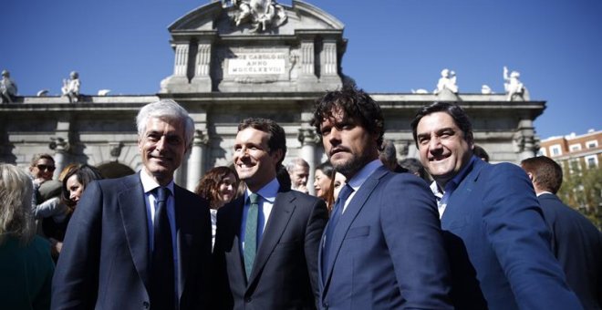 El presidente del Partido Popular, Pablo Casado (2i), posa junto a los candidatos al Congreso Adolfo Suárez Illana (i), el torero Miguel Abellán (2d) y el diputado José Ignacio Echániz (d), durante la presentación de las listas del PP en Madrid. - EFE