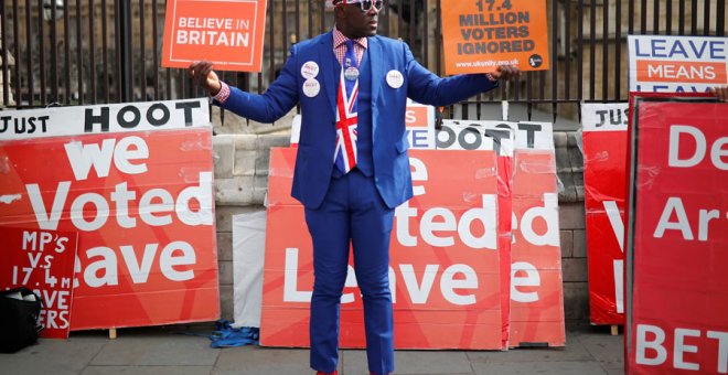 Un manifestante probrexit, en las afueras del Parlamento británico este jueves. REUTERS/Alkis Konstantinidis