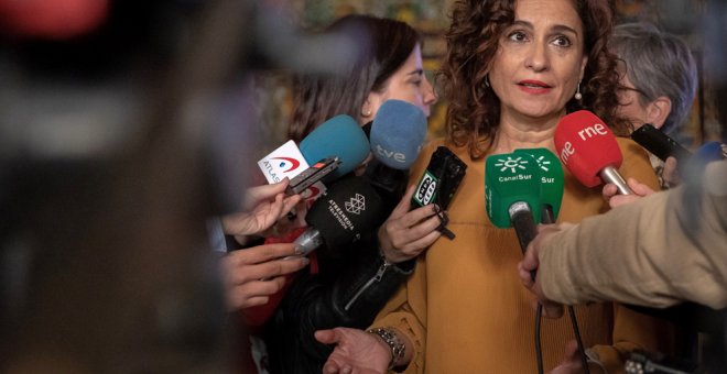 La ministra de Hacienda, María Jesús Montero, atiende a los medios antes de participar en un foro empresarial en Sevilla. EFE/Julio Muñoz