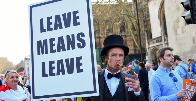 29/03/2019 - Un hombre a favor del brexit se manifiesta en Londres con un cartel que indica "irse significa irse". / REUTES - DYLAN MARTINEZ