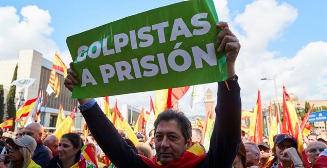 Asistentes al acto de Vox, que el partido organiza bajo el lema "Cataluña es España", esta mañana en Barcelona.-EFE/Alejandro García