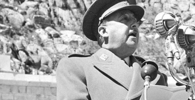 Franco pronuncia un discurso durante la ceremonia de inauguración del Valle de los Caídos en 1959