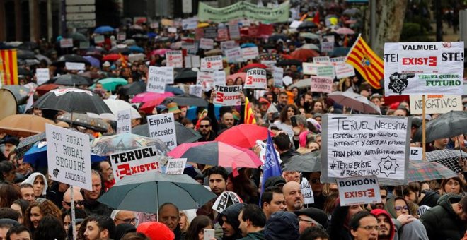 Imagen de los maniestantes esta mañana en el Paseo Recoletos. EFE