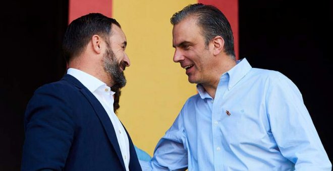 El líder de Vox Santiago Abascal (izquierda) y el secretario general de Vox Javier Ortega Smith, durante un reciente acto en Barcelona. (ALEJANDRO GARCÍA | EFE)