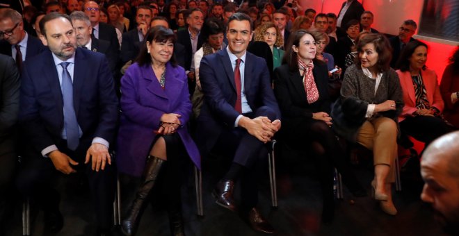 El presidente del Gobierno y secretario general del PSOE, Pedro Sánchez (c); junto al ministro de Fomento y secretario de Organización del PSOE, José Luis Ábalos (i); la presidenta del PSOE, Cristina Narbona Ruiz (2i), la vicesecretaria general del PSOE,