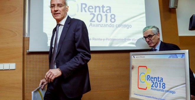 El director general de la Agencia Estatal de Administración Tributaria (AEAT), Jesús Gascón Catalán (i), junto al director del departamento de Gestión Tributaria, Gonzalo David García de Castro (d), presentan la Campaña de Renta 2018. EFE/Emilio Naranjo