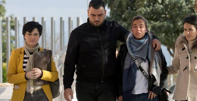 Los padres de Julen, acompañados por su abogada, Antonia Barba, a la izquierda. (EFE)