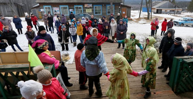 Un grupo de personas celebran una fiesta local en el antiguo campo de trabajo de Tugach, donde viven en paz hijos y nietos de prisioneros junto con los de los antiguos carceleros. (ILYA NAYMUSHIN | REUTERS)