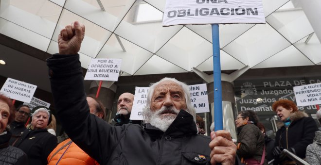 05/04/2019 - Concentración convocada por la asociación 'Derecho a Morir Dignamente' para pedir la regulación de la eutanasia en los Juzgados de Plaza de Castilla de Madrid. EFE / Kiko Huesca