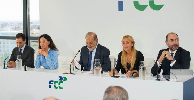 El mexicano Carlos Slim, entre Esther Koplowitz y su hija y presidenta de FCC, Alicia Alcocer Koplowitz, presidenta de FCC, en la presentación del plan estratégico de la constructora. E.P.