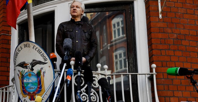 WikiLeaks founder Julian Assange is seen on the balcony of the Ecuadorian Embassy in London, Britain, May 19, 2017. REUTERS/Peter Nicholls/File Photo