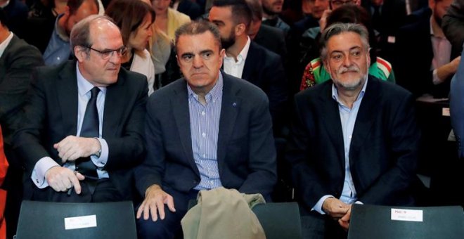 El candidato socialista a la presidencia de la Comunidad de Madrid, Ángel Gabilondo (i); conversa con el candidato del PSOE al Ayuntamiento de Madrid, Pepu Hernández (d); y el secretario general del PSM, José Manuel Franco (c), durante la presentación de