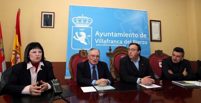 El presidente de la AECL, Ángel Basanta (2i), junto a Jose Manuel Pereira (2d), alcalde de Villafranca, han anunciado el fallo del jurado de los Premios de la Crítica 2018 con los que han sido galardonados el novelista Antonio Soler por "Sur" y la poeta R